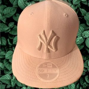New York Yankees, MLB, all white collectible. 
Size 7  
55.8 cm.